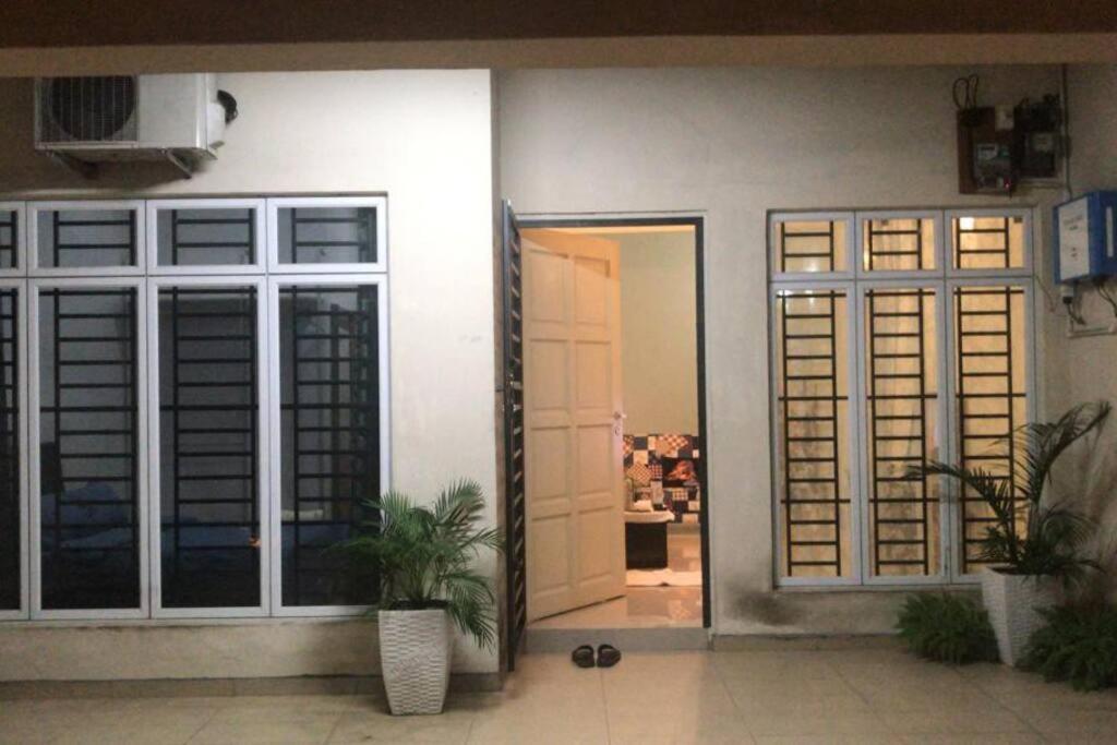 Terrace House Near Stulang Laut Ciq Midvalley Ksl For 7Pax Джохор-Бару Экстерьер фото